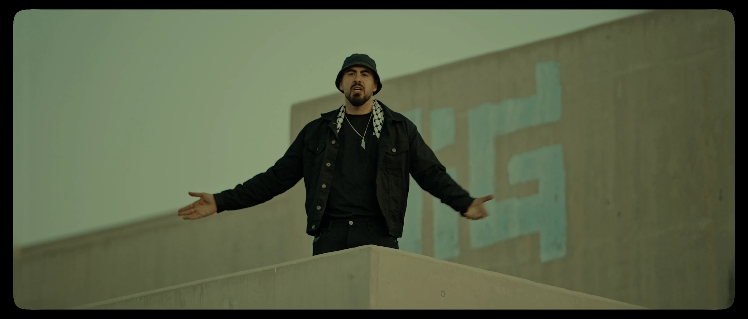 Bilal / 3taba Seka — High-angle performance against the amphitheatre