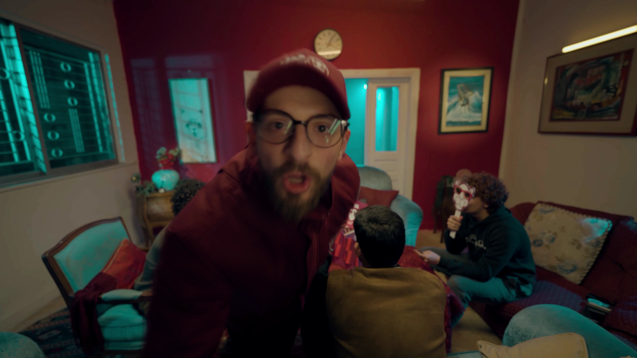 Jaml / Alshaddeh — The ensemble gathers around the table